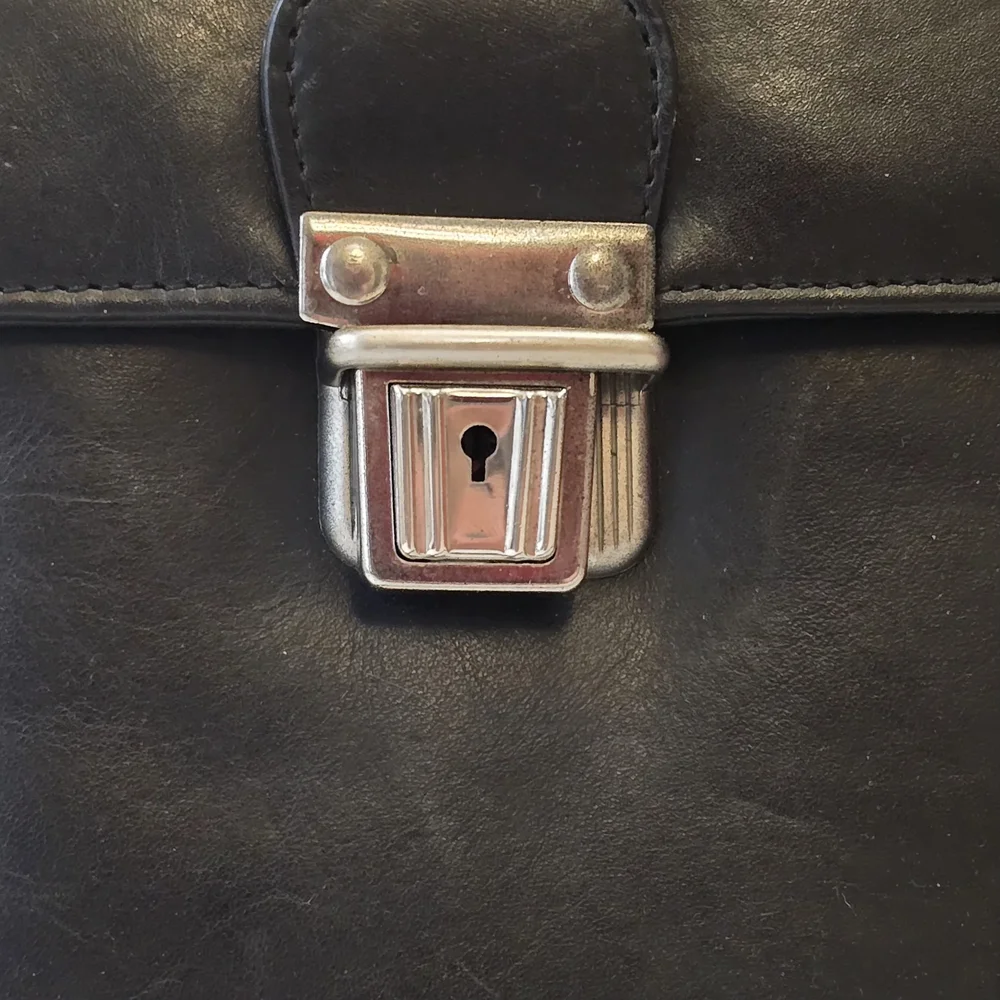 Wilsons Leather Vintage Black Laptop Expandable Briefcase with Shoulder Strap
